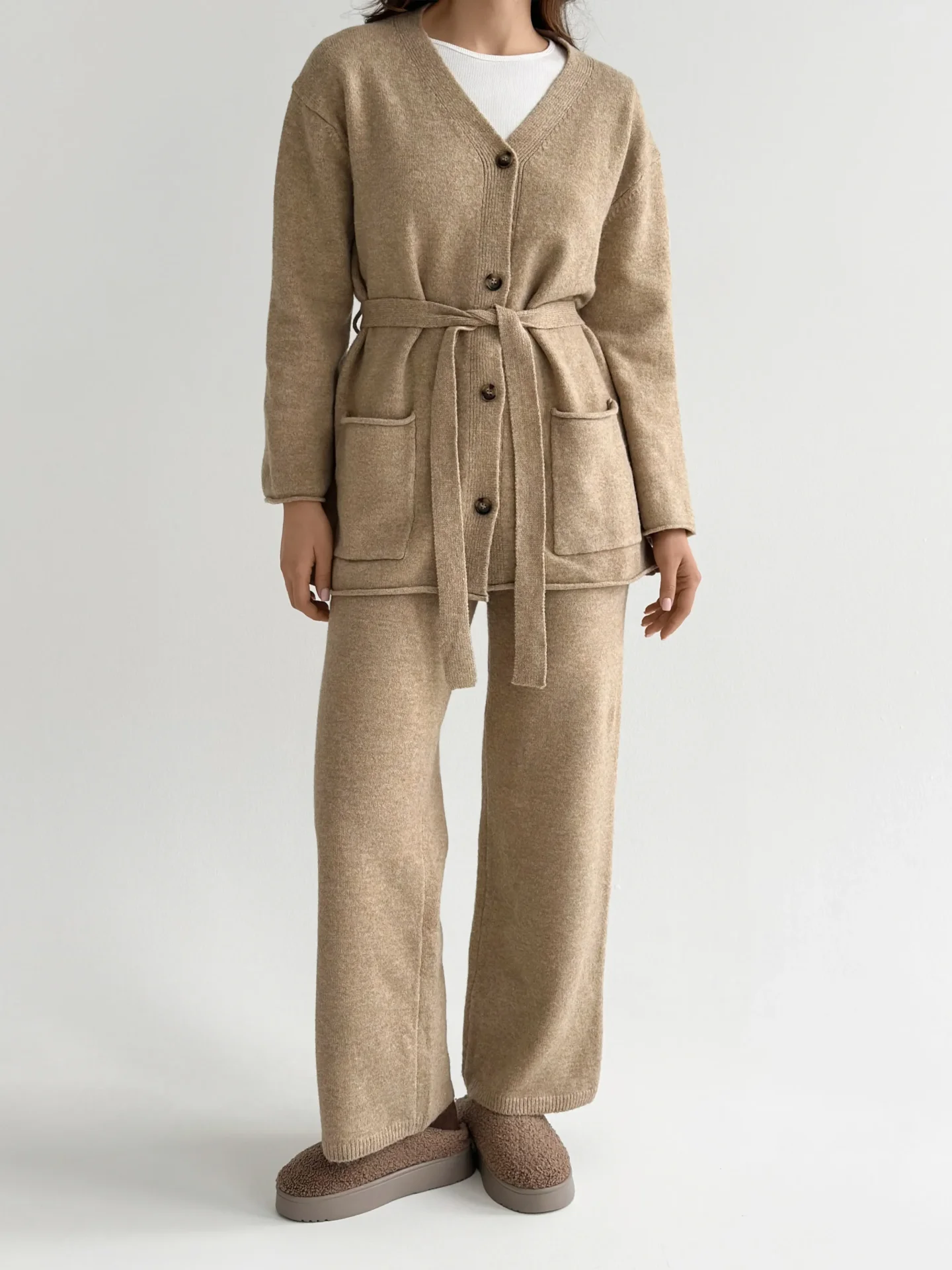 Komplet dziany kardigan z paskiem i spodnie, beżowy