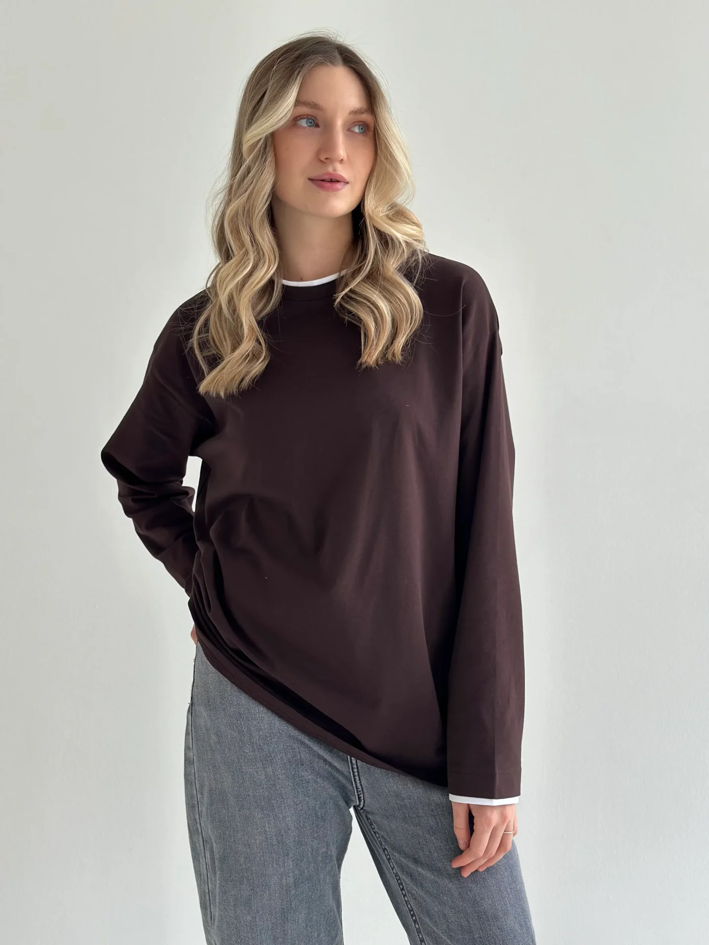 Koszulka longsleeve z białą lamówką, brązowa