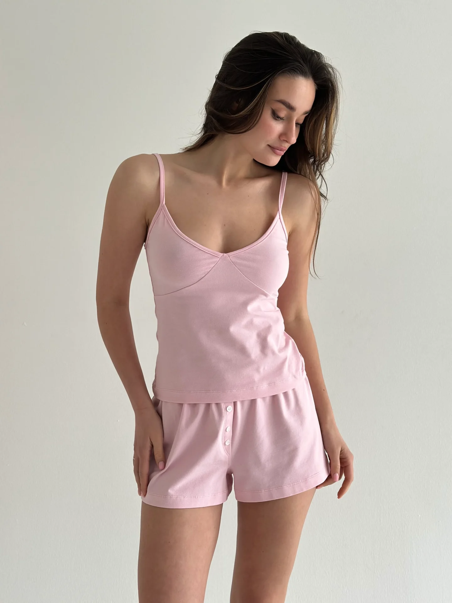 Komplet koszulka na ramiączkach i szorty z rozporkiem ozdobnym, z dzianiny single jersey, różowy