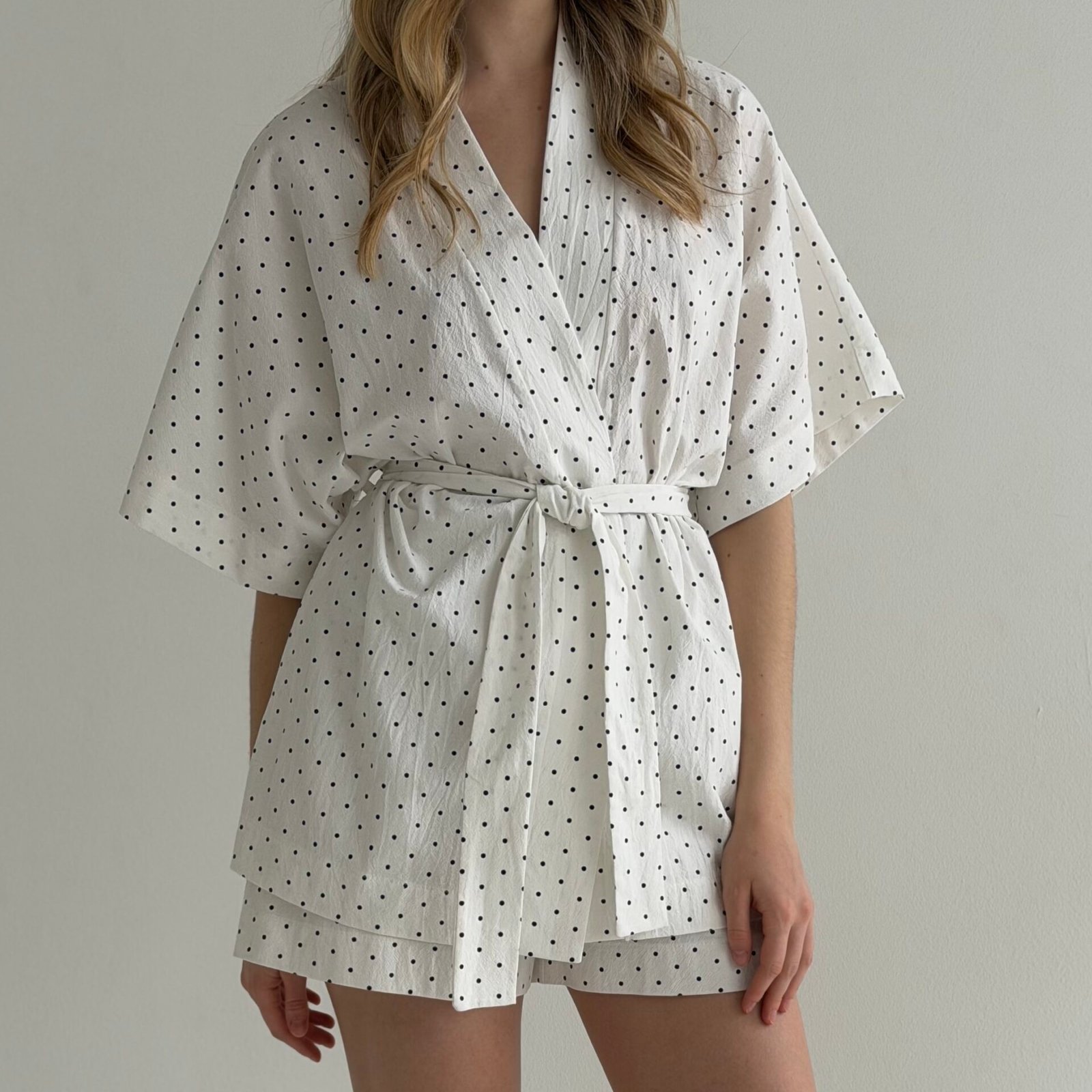 Komplet szlafrok krótki kimono i szorty, z bawełny pranej, biały w czarne groszki