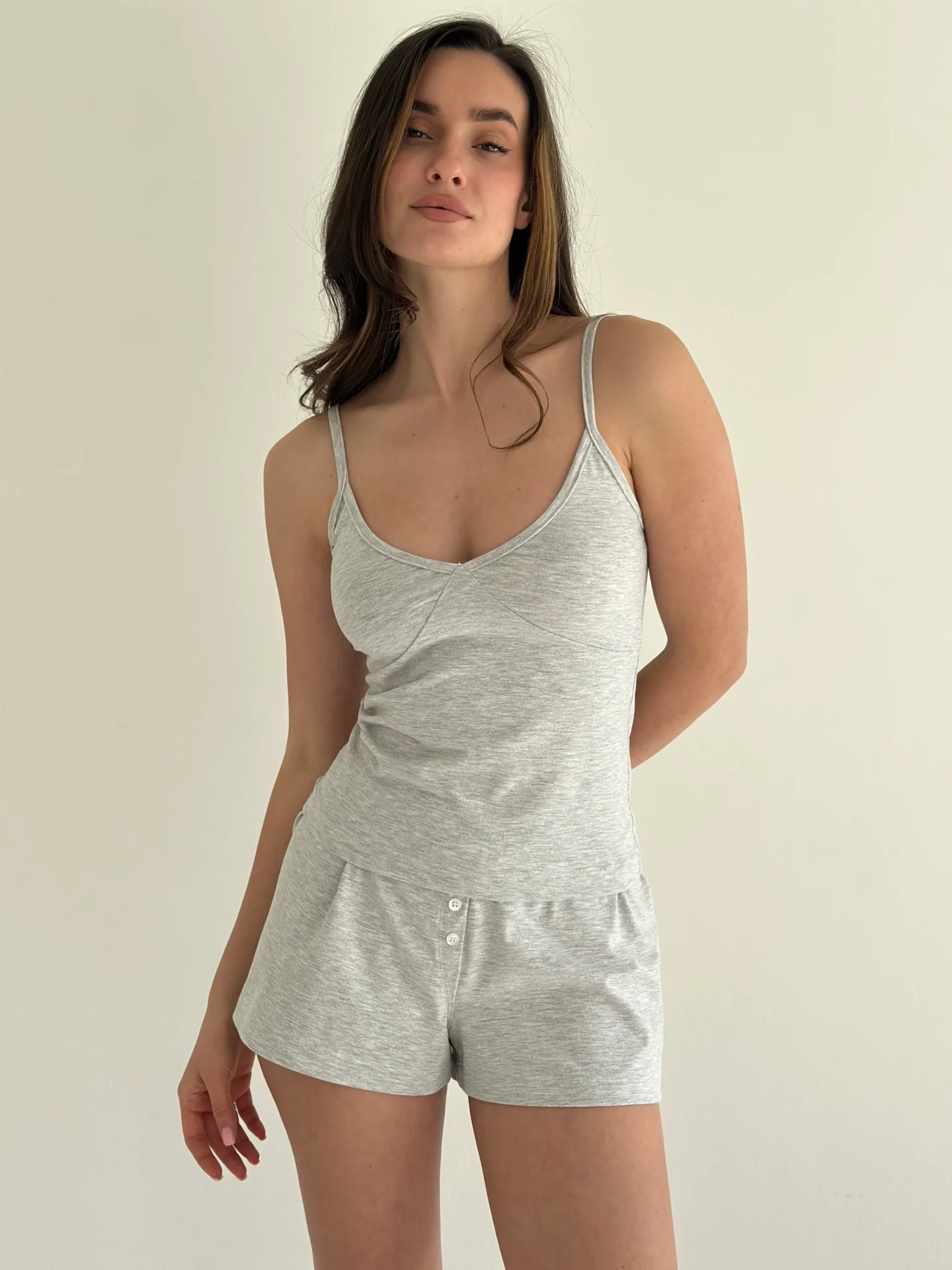 Komplet koszulka na ramiączkach i szorty z rozporkiem ozdobnym, z dzianiny single jersey, szary