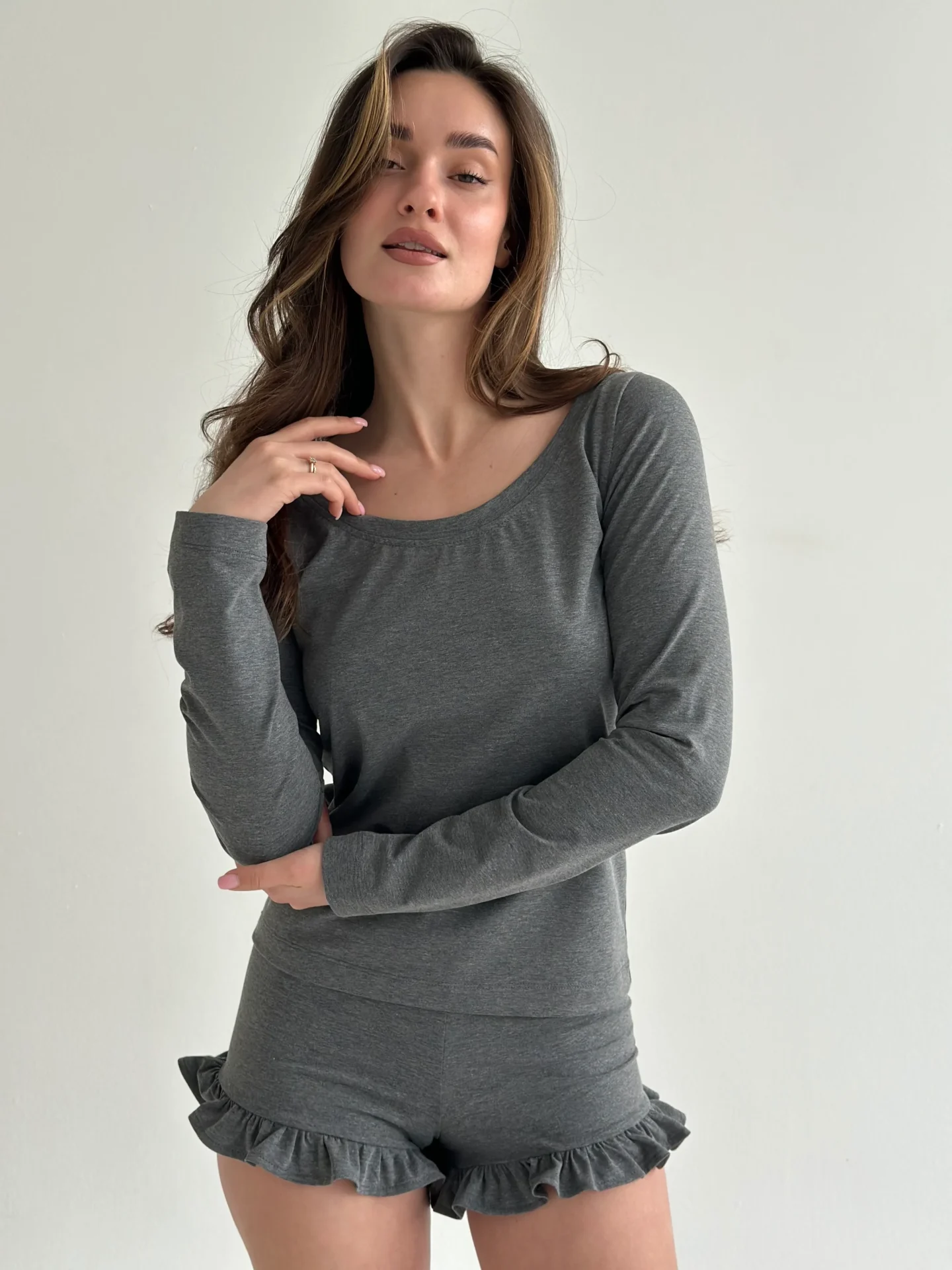 Komplet longsleeve i szorty z falbanami, z dzianiny single jersey, antracytowy