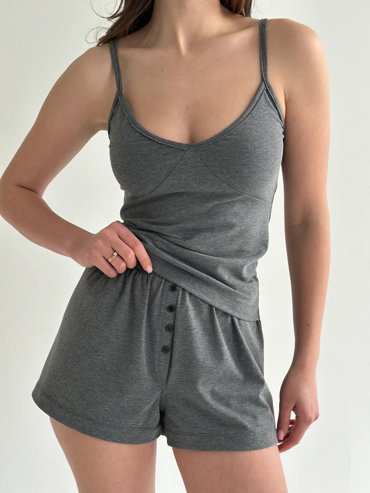 Komplet koszulka na ramiączkach i szorty z rozporkiem ozdobnym, z dzianiny single jersey, antracytowy