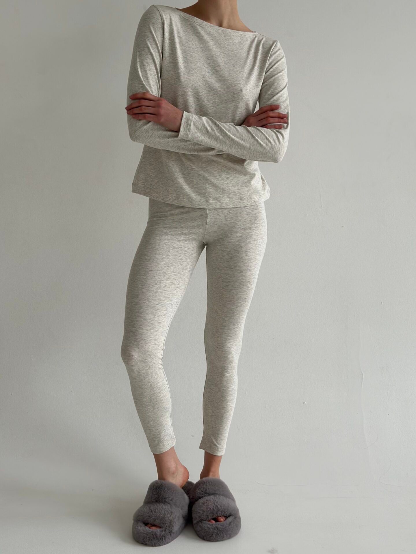 Komplet „Delicacy” koszulka longsleeve z dekoltem łódka i legginsy, z dzianiny, beżowo-szary